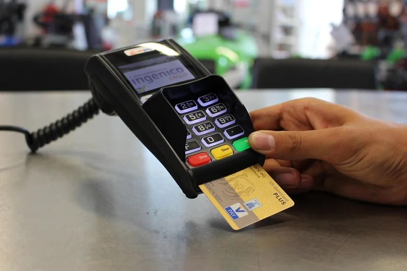 Les frais cachés des retraits au guichet : ce que la banque ne dit pas